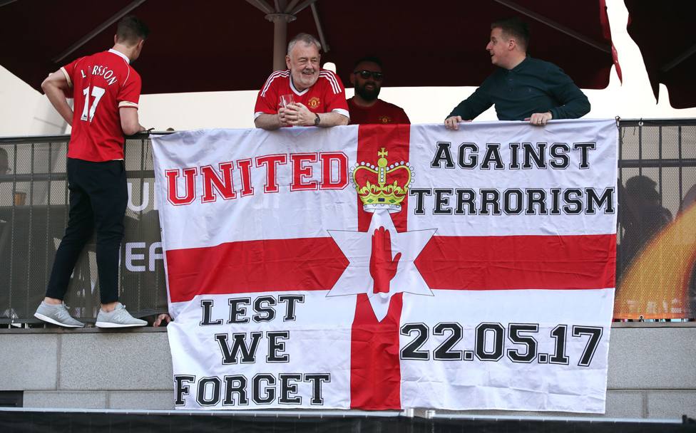 I tifosi dello United ricordano cos le vittime dell&#39;attacco terroristico di Manchester. Ap